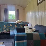 Farm stay Bauernhofferien Auf Mon, Schaeferwagen 
